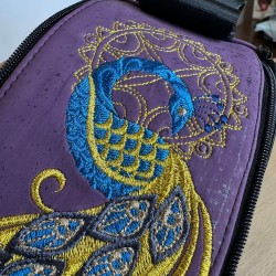 Sac vinyle artisanal motif rose dorée – Liège vert & broderie – Vinyle-Bag